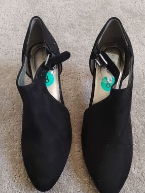 Bandolino Black Suede Pointed-Toe Ankle-Strap Heels. Women's Size 8. Brand New